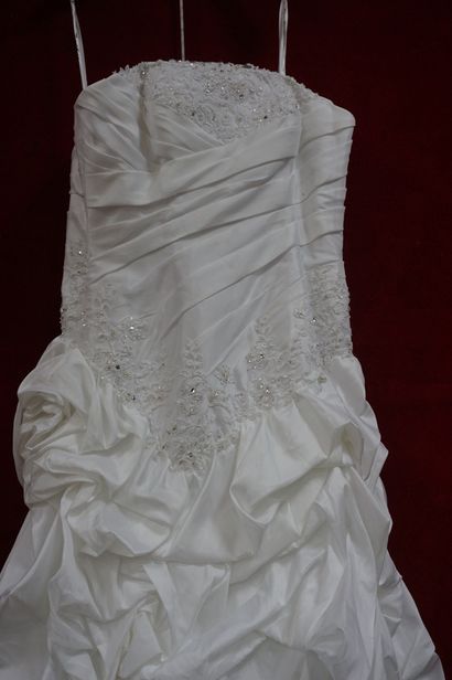 Réunion de huit jupes et robes de mariée...