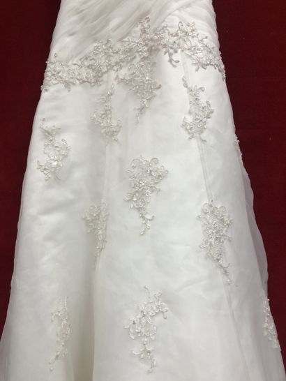Réunion de huit robes et jupes de mariée...