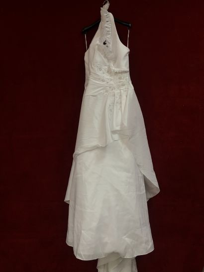 Réunion de sept robes et jupes de mariées...