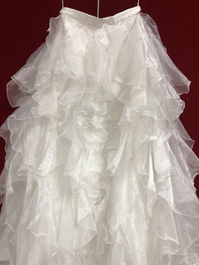 Réunion de huit robes et jupes de mariée...
