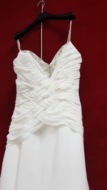 Réunion de huit robes et jupes de mariée...