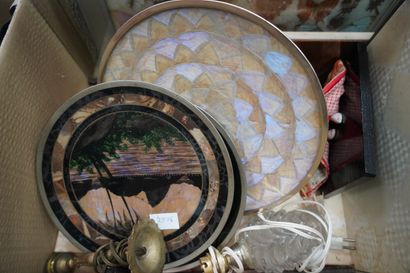 Réunion de plats décoratifs, poupées asiatiques,...