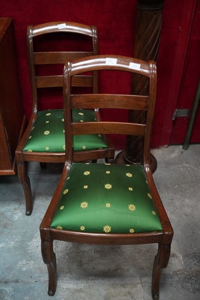 Paire de chaises en bois plaqué, le dossier...