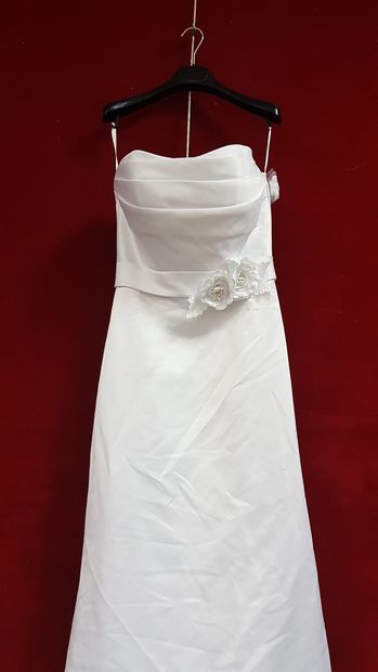Réunion de huit robes et jupes de mariée...