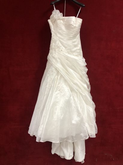 Réunion de huit robes et jupes de mariée...