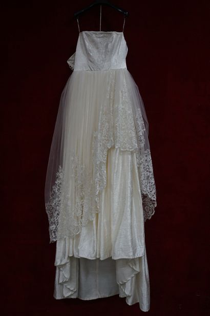 Réunion de huit jupes et robes de mariée...