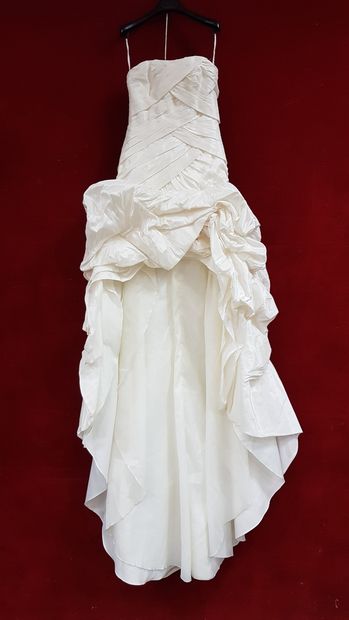 Réunion de huit robes et jupes de mariée...