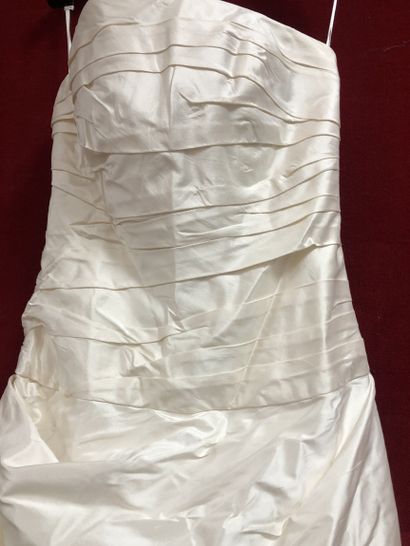 Réunion de huit robes et jupes de mariée...