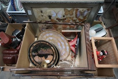 Réunion de plats décoratifs, poupées asiatiques,...