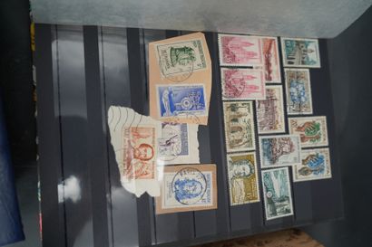 Réunion de quatre albums de timbres modernes....