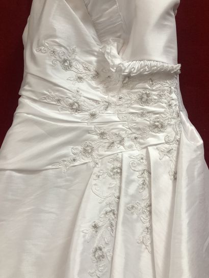Réunion de sept robes et jupes de mariées...