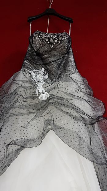 Réunion de huit robes et jupes de mariée...