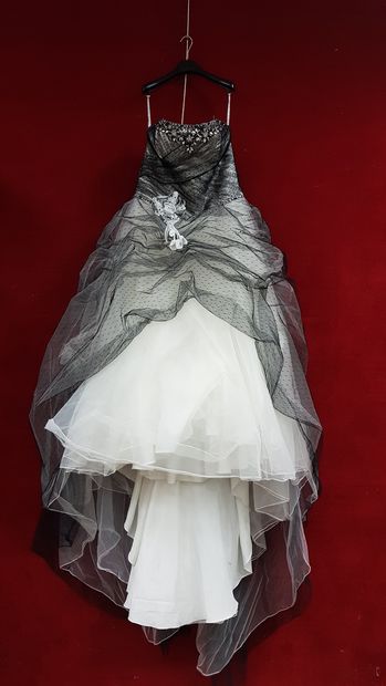 Réunion de huit robes et jupes de mariée...