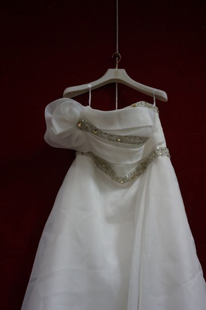 Réunion de huit jupes et robes de mariée...