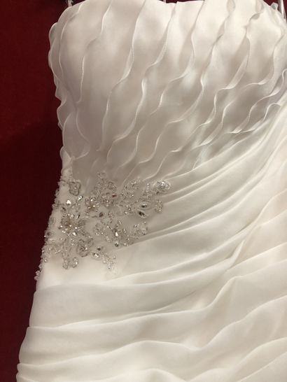 Réunion de sept robes et jupes de mariées...
