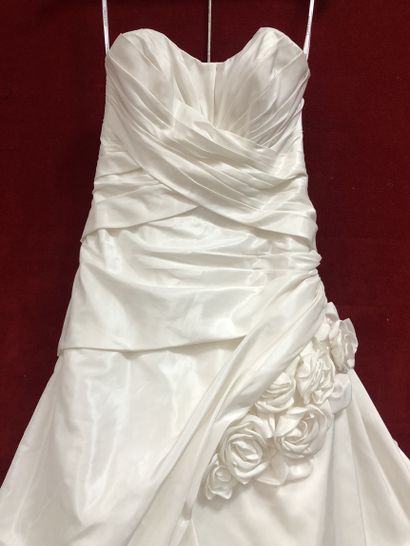 Réunion de huit robes et jupes de mariée...