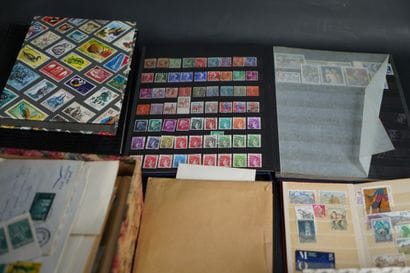 Réunion de quatre albums de timbres modernes....