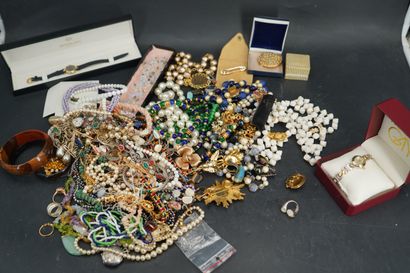 Réunion de bijoux fantaisie, deux boîtes,...