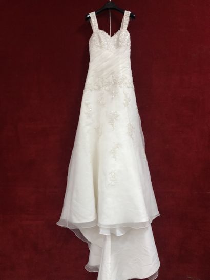 Réunion de huit robes et jupes de mariée...