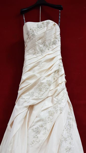 Réunion de huit robes et jupes de mariée...