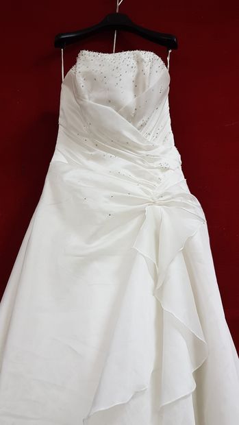 Réunion de huit robes et jupes de mariée...