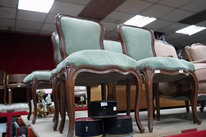 Suite de 5 chaises en bois mouluré sculpté,...