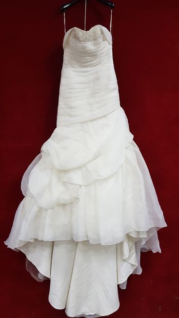 Réunion de huit robes et jupes de mariée...