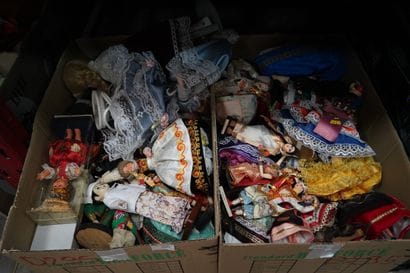 Ensemble de poupées décoratives. 2 cartons,...