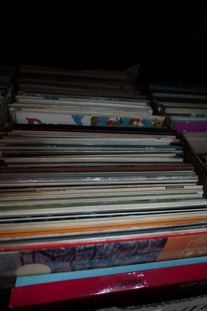 Réunion de vinyles 33 et 45 tours dont :...