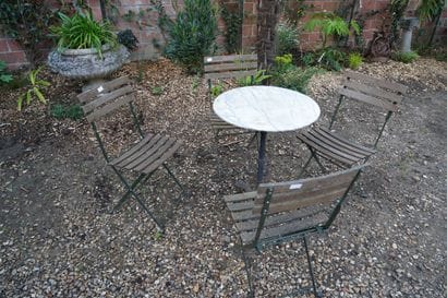 Quatre chaises de jardin ; on joint une table...