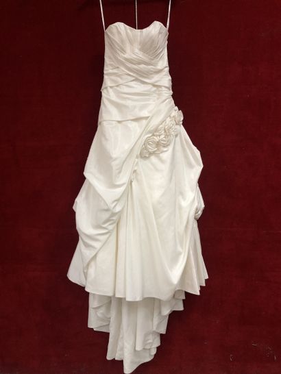 Réunion de huit robes et jupes de mariée...