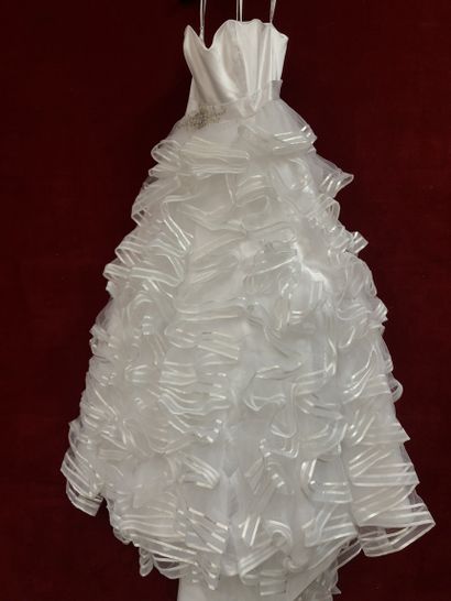 Réunion de sept robes et jupes de mariées...