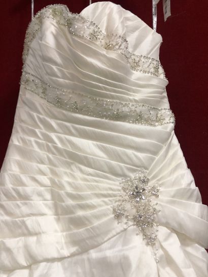 Réunion de huit robes et jupes de mariée...