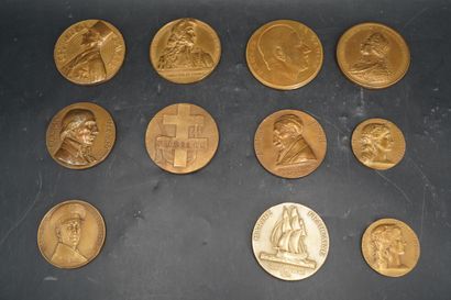 Réunion de 11 médailles en bronze et métal,...