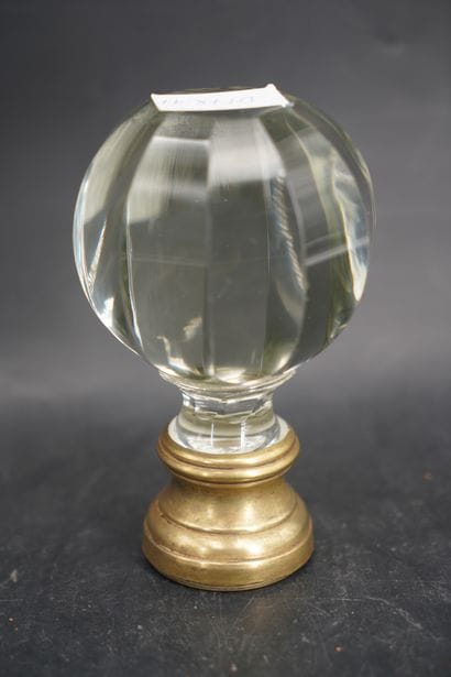 Boule d'escalier, verre à facettes sur socle...