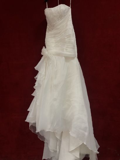 Réunion de sept robes et jupes de mariées...