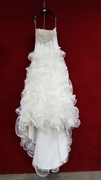 Réunion de trois robes de mariée comprenant...