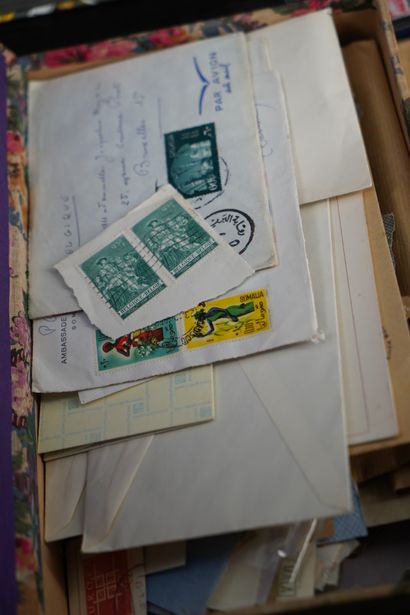 Réunion de quatre albums de timbres modernes....