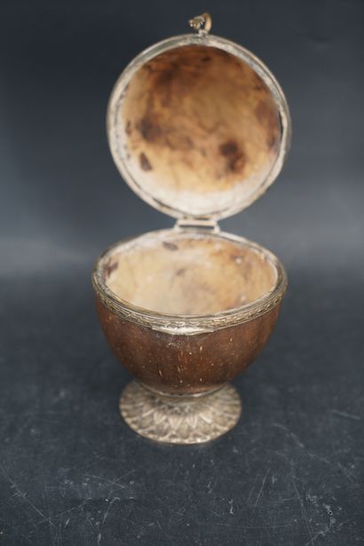 Boîte en noix de coco et métal argenté, le...
