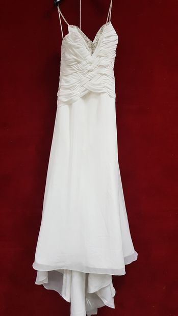 Réunion de huit robes et jupes de mariée...