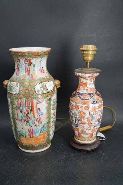 Vase balustre en porcelaine de Canton à décor...