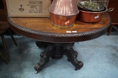 Table circulaire en bois mouluré sculpté,...