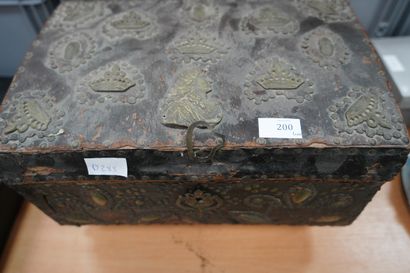 Coffre en bois, cuir et métal, à décor de...