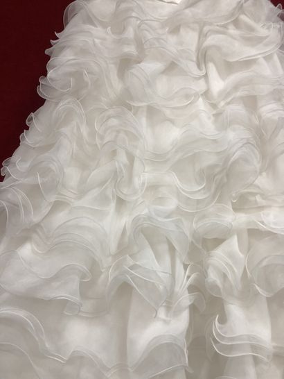 Réunion de huit robes et jupes de mariée...