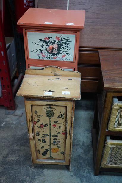 Lot de mobilier courant : étagères, secrétaire...