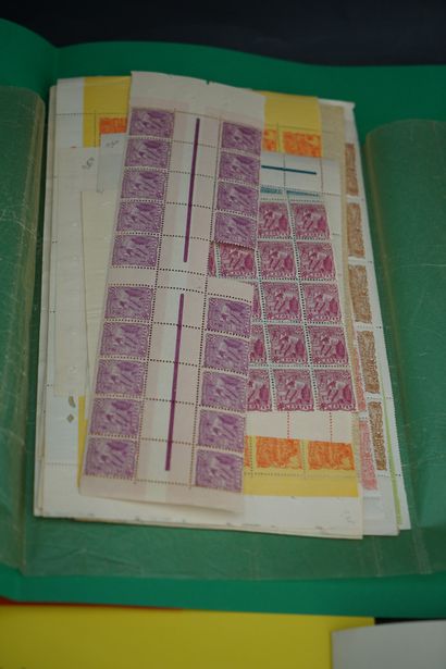 Réunion de planches de timbres dont Afrique...