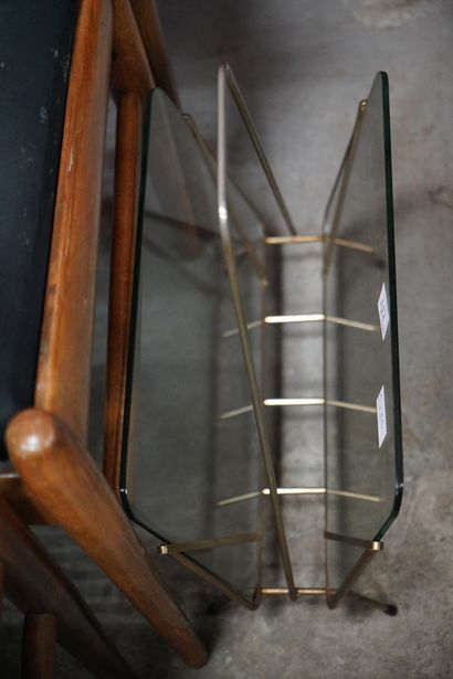 Suite de trois chaises en bois vernis, garniture...