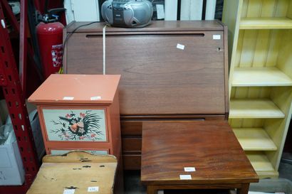 Lot de mobilier courant : étagères, secrétaire...