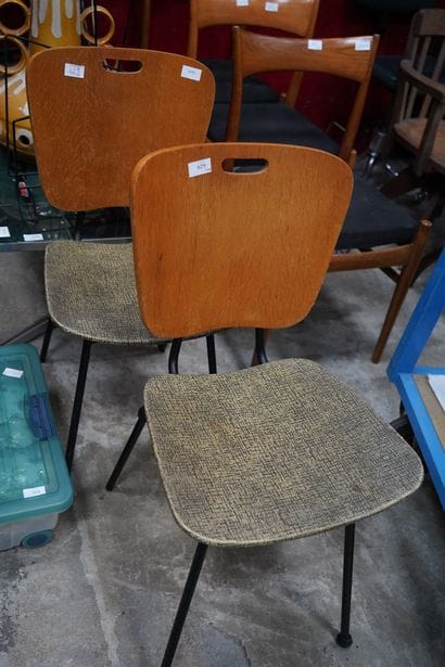 Paire de chaises en mélaniné et métal laqué,...