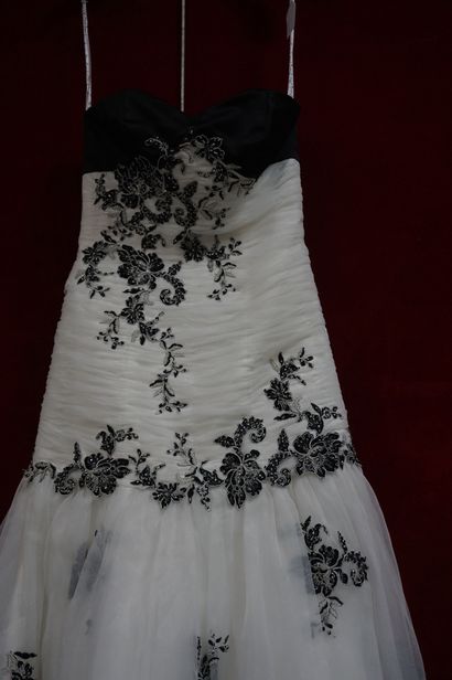 Réunion de huit jupes et robes de mariée...